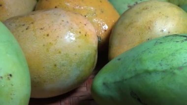 Sepetin üzerinde olgun mango