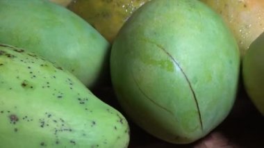 Sepetin üzerinde olgun mango