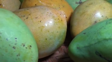 Sepetin üzerinde olgun mango