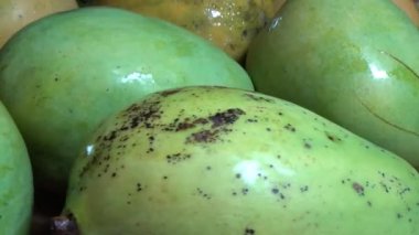 Sepetin üzerinde olgun mango