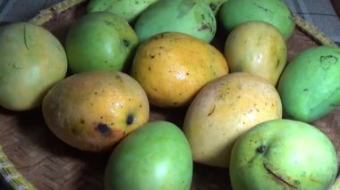 Sepetin üzerinde olgun mango