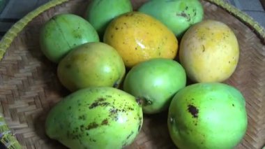 Sepetin üzerinde olgun mango