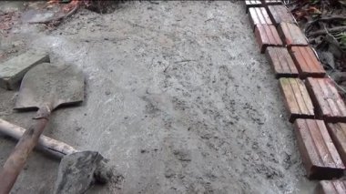 Adam beton döküyor.