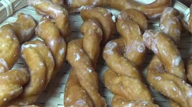 Şekerle karışık çıtır pirinç keki