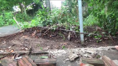 Adam beton döküyor.