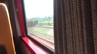 Tren yoldan geçiyor.