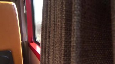 Tren yoldan geçiyor.