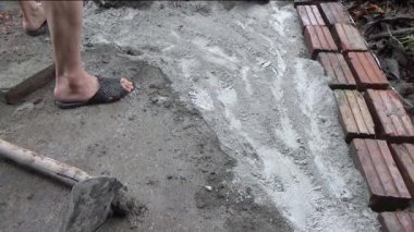 Adam beton döküyor.