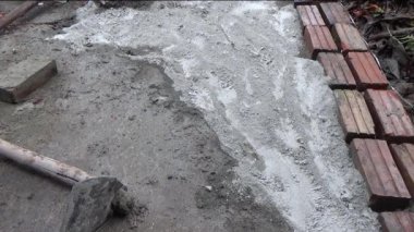 Adam beton döküyor.