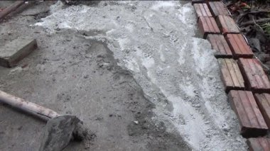 Adam beton döküyor.