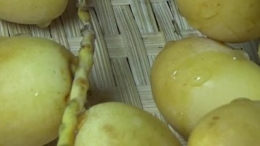 Öğle yemeği için tarih seçen kadın.