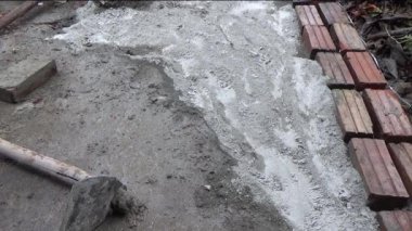 Adam beton döküyor.