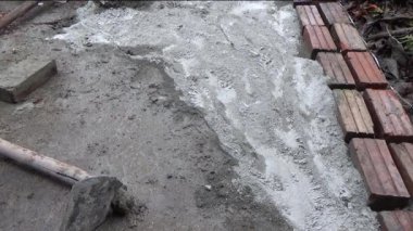 Adam beton döküyor.