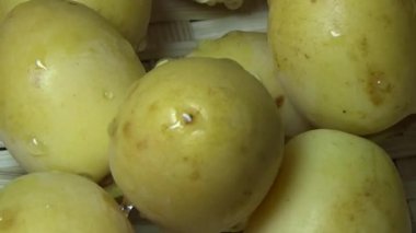 Öğle yemeği için tarih seçen kadın.