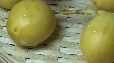 Öğle yemeği için tarih seçen kadın.