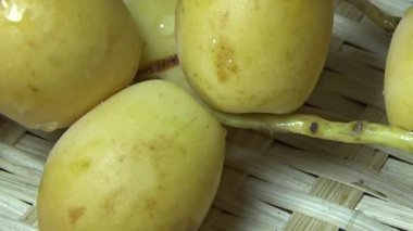 Öğle yemeği için tarih seçen kadın.