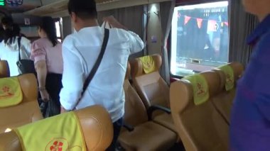 Tren yoldan geçiyor.