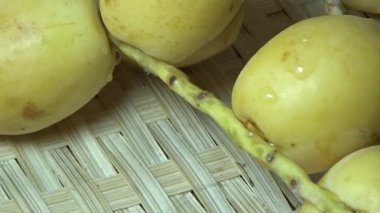 Öğle yemeği için tarih seçen kadın.