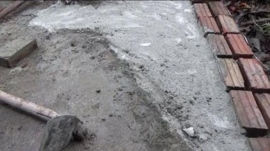 Adam beton döküyor.