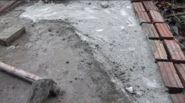 Adam beton döküyor.