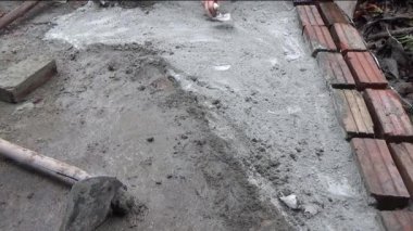 Adam beton döküyor.