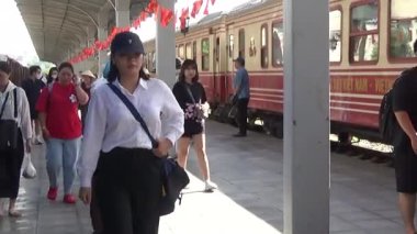 Tren yoldan geçiyor.