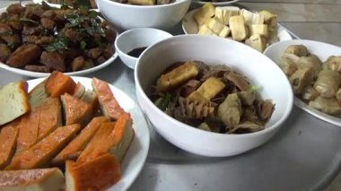 Geleneksel Vietnam yemekleri.