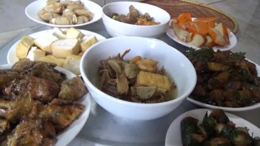 Geleneksel Vietnam yemekleri.