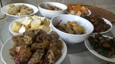 Geleneksel Vietnam yemekleri.