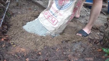 Adam beton döküyor.