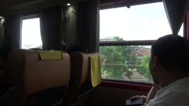 Tren yoldan geçiyor.