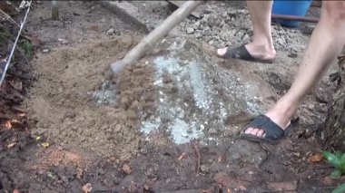 Adam beton döküyor.