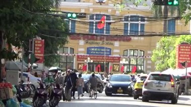 Tren yoldan geçiyor.