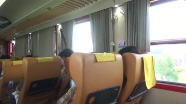 Tren yoldan geçiyor.