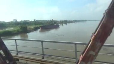 Tren yoldan geçiyor.