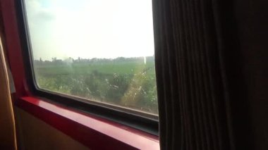 Tren yoldan geçiyor.