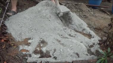 Adam beton döküyor.