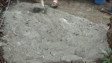 Adam beton döküyor.