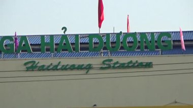 Tren yoldan geçiyor.