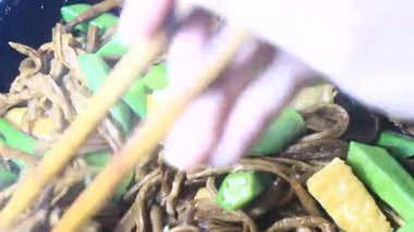 Geleneksel Vietnam yemekleri.