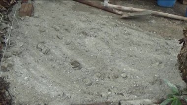 Adam beton döküyor.: