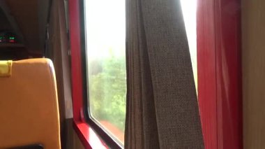 Tren yoldan geçiyor.