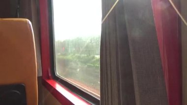 Tren yoldan geçiyor.