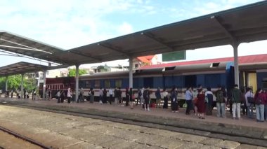 Tren yoldan geçiyor.