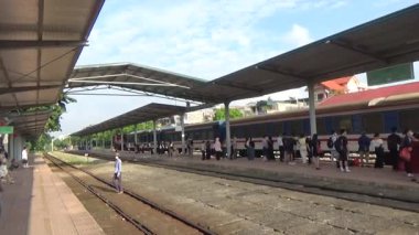 Tren yoldan geçiyor.