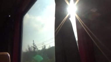 Tren yoldan geçiyor.