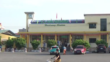 Tren yoldan geçiyor.