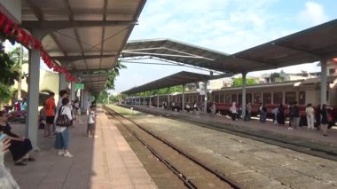 Tren yoldan geçiyor.