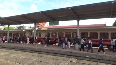 Tren yoldan geçiyor.