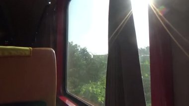 Tren yoldan geçiyor.